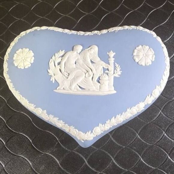 VINTAGE WEDGWOOD BLUE JASPERWARE HEART SHAPED TRINKET BOX NEOCLASSICAL DESIGN - Picture 3 of 13